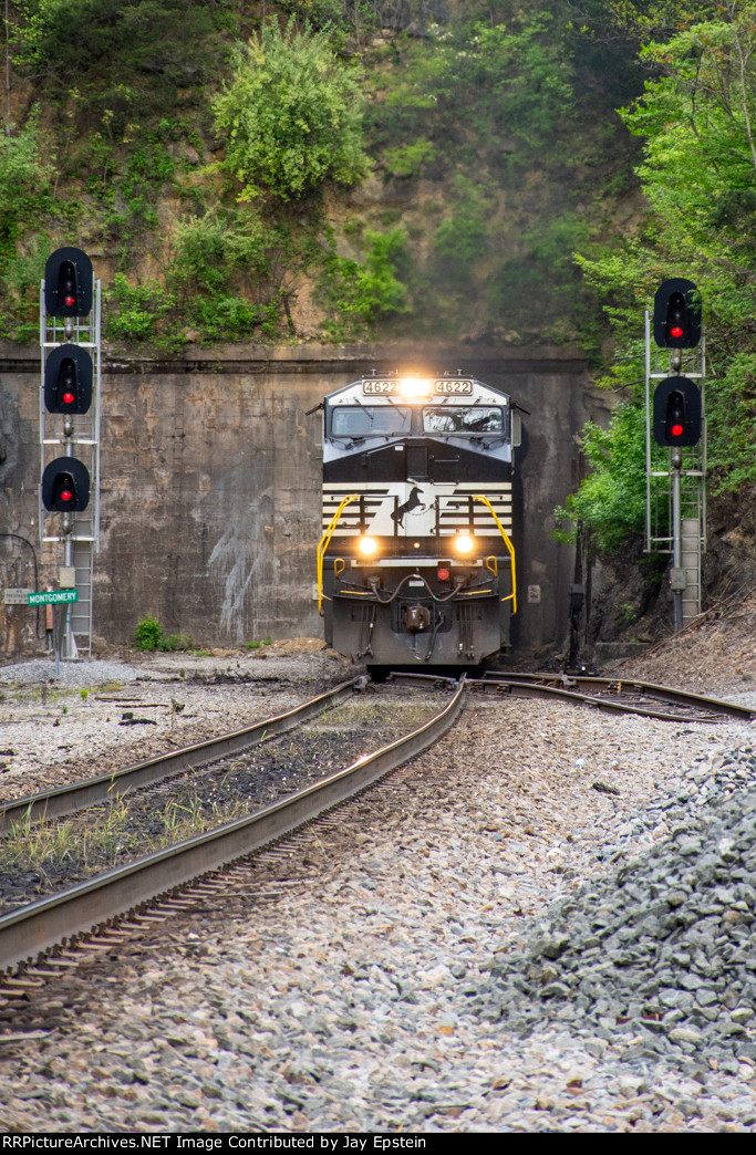 NS 4622 splits the signals at Montgomery